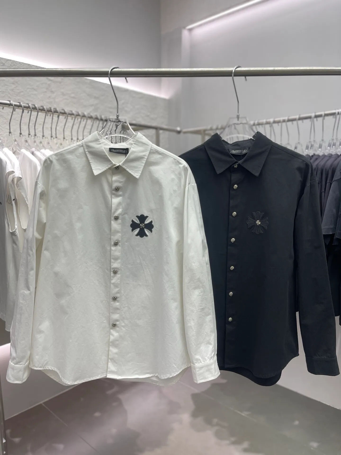 P500 💰Chrome Hearts leather cross leather embroidery shirt jacket! OS version can be worn by both men and women! The fabric is made of twill gauze cotton fabric! The texture is clear and smooth, not easy to wrinkle or fade! The embroidery process is complex and repetitive, and the requirements for the embroidery machine are very strict. The distance is always 45 centimeters! It won’t work if the spacing is too big, and it won’t work if it’s too small! The hardware is all carved and cast. This piece of clothing consumes a lot of material. More than 3 meters of material is used for one piece of clothing! After the garment is made, it needs to be fixed at high temperature, washed at a water temperature of more than 70 degrees, and softened by adding softener to make the upper body softer and smoother!   Color: black white Size: m-3xl Style number: 5878